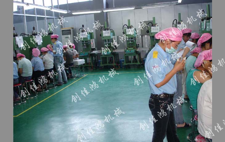 手機(jī)面板折彎現(xiàn)場(chǎng)