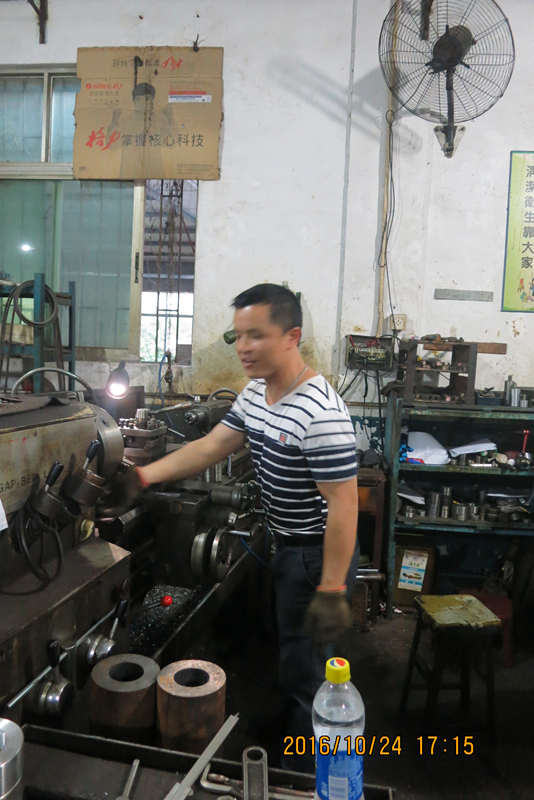 重工地車間的員工