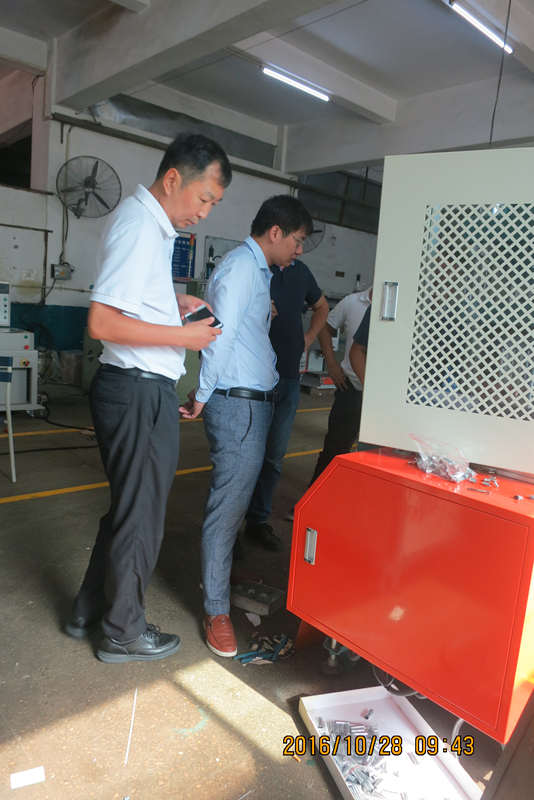 客戶考察圍觀員工測(cè)試機(jī)械設(shè)備